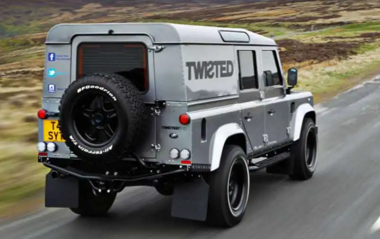 Land Rover Defender 2024